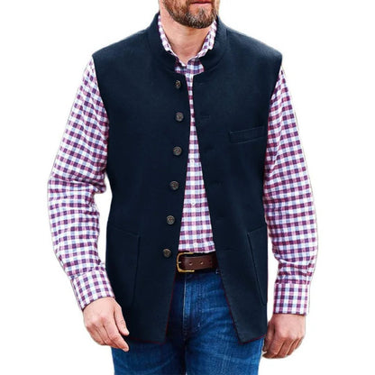 Mann in kariertem Hemd und schwarzer Weste, Herrenmode, Freizeitkleidung, stilvoll, modern.