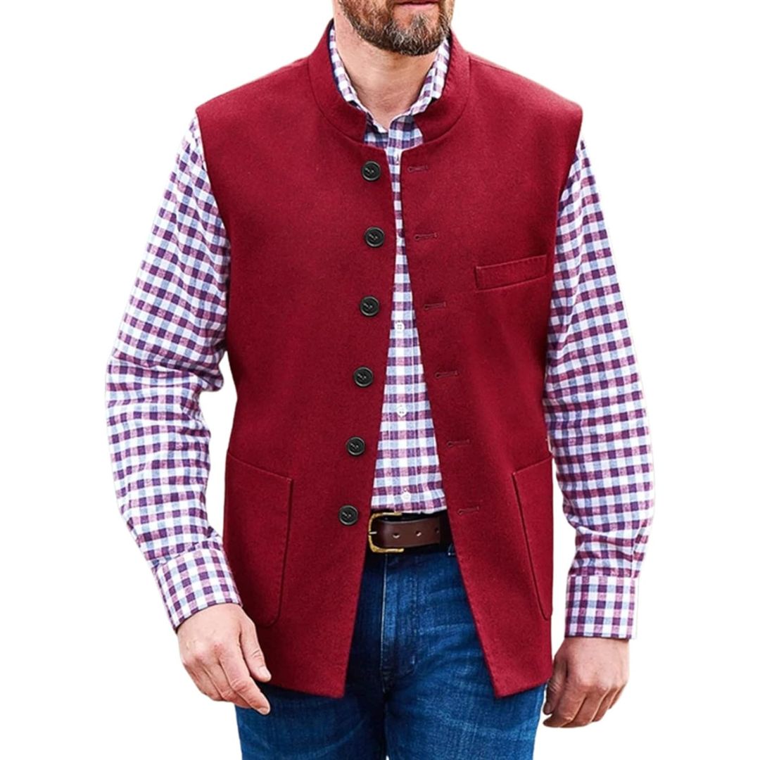 Mann in roter Weste, kariertes Hemd, blaue Jeans, Herrenmode, Freizeitkleidung.