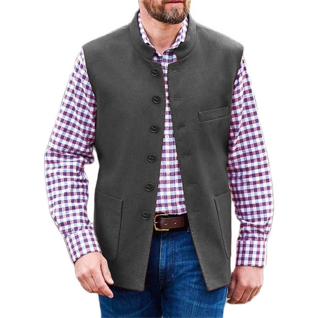 Mann in grauer Weste, kariertes Hemd, blaue Jeans, Freizeitmode, Herrenbekleidung.