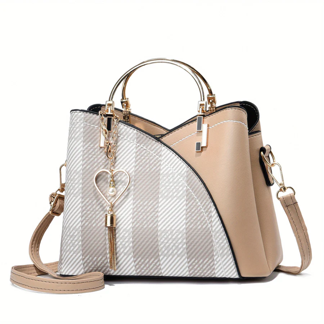Beige Damenhandtasche mit Herzanhänger, Leder, elegant, Umhängetasche, modisch, Accessoire.