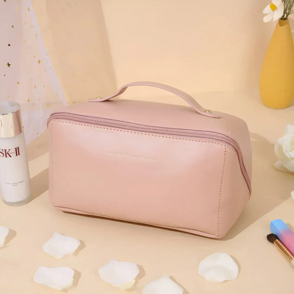 Rosa Kosmetiktasche aus Leder mit Reißverschluss, ideal für Reisen und Make-up-Aufbewahrung.