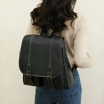 Frau mit schwarzem Lederrucksack, modisch, robust, ideal für Alltag und Reisen.