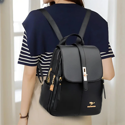 Frau mit schwarzem Leder-Rucksack, goldene Details, modisch, praktisch, Damen-Accessoire.