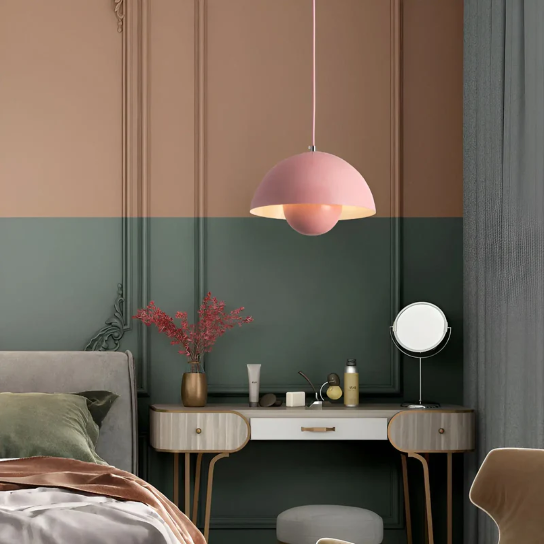 Rosa Hängelampe im Schlafzimmer, moderne Inneneinrichtung, skandinavisches Design, Holzschreibtisch.