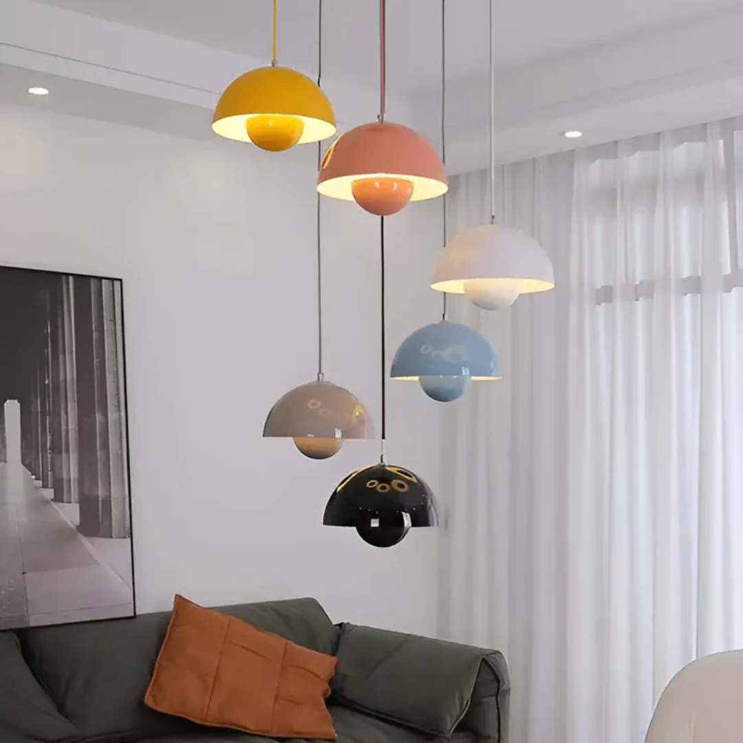 Mehrfarbige Pendelleuchten im modernen Wohnzimmer, gelb, rosa, blau, schwarz, weiß.