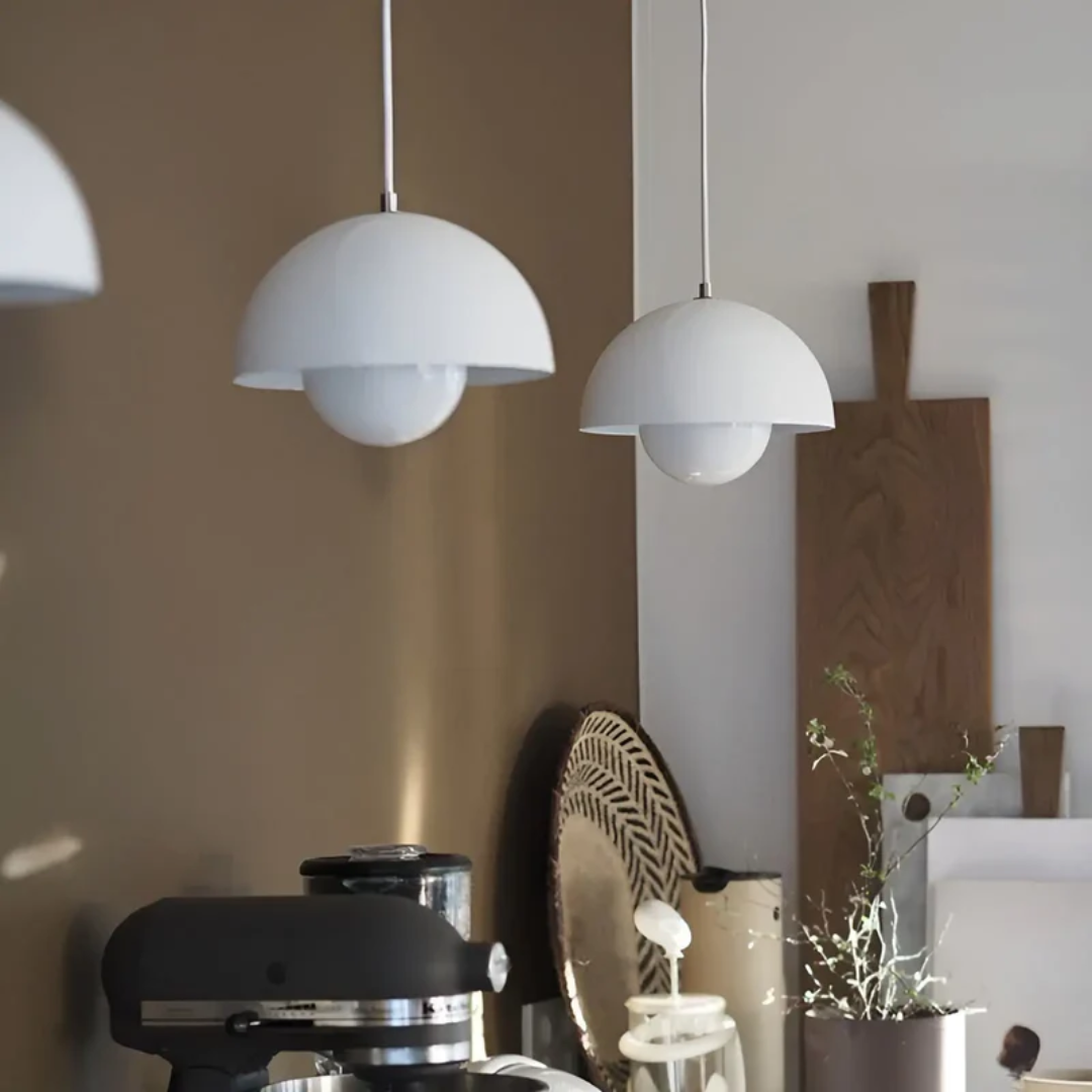 Zwei weiße Pendelleuchten in moderner Küche, skandinavisches Design, Holz- und Metallakzente.