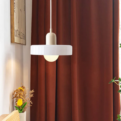 Weiße Hängelampe vor braunem Vorhang, modernes Design, Wohnzimmerbeleuchtung.