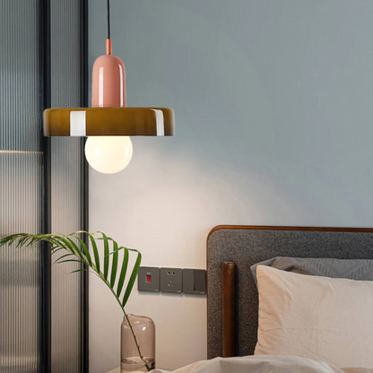 Moderne Hängelampe aus Glas und Metall über Bett, warmes Licht, Schlafzimmerbeleuchtung.