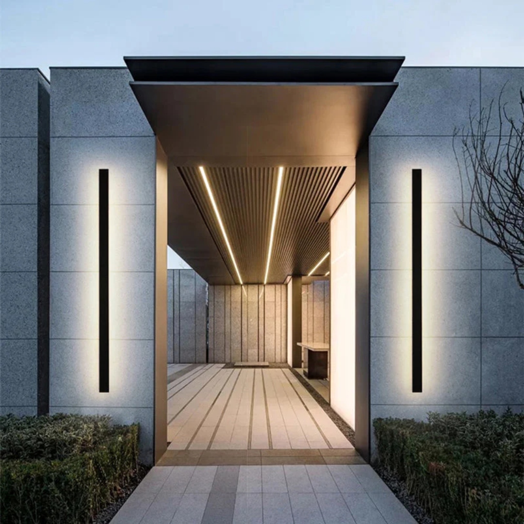 Moderne Eingangstür aus Glas und Metall mit LED-Beleuchtung, minimalistisches Design, Architektur.