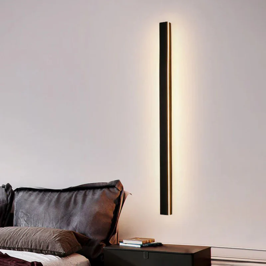 Moderne schwarze LED-Wandleuchte im Schlafzimmer, vertikal, minimalistisch, energiesparend.