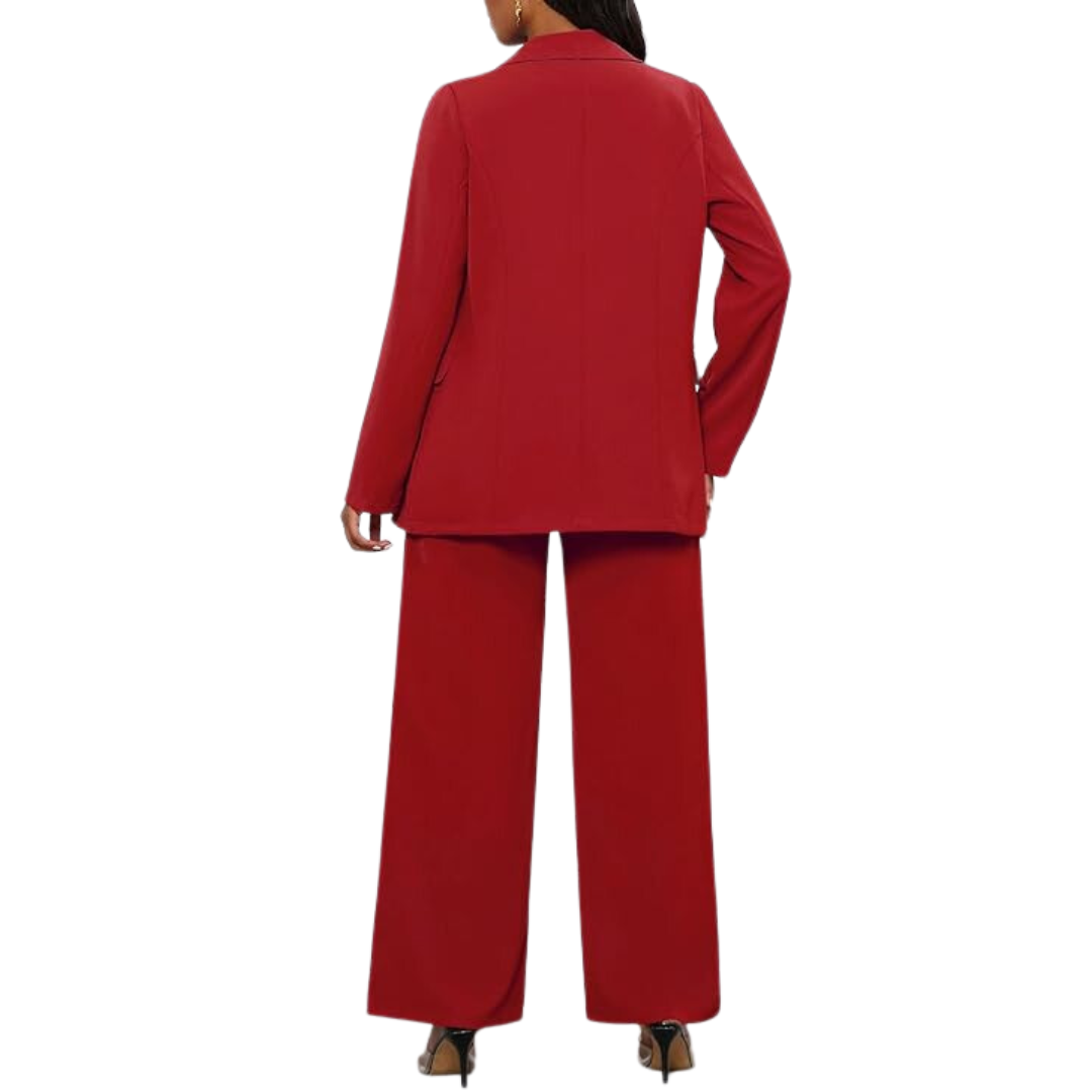 Frau im roten Hosenanzug, Rückansicht, elegante Damenmode, Business-Outfit, Herbstkollektion.