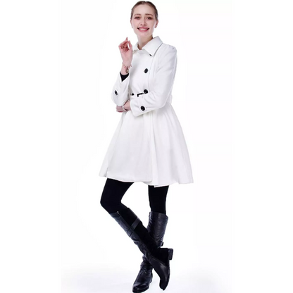 Frau in weißem Trenchcoat, schwarze Knöpfe, schwarze Stiefel, modisch, elegant, Herbstmode.