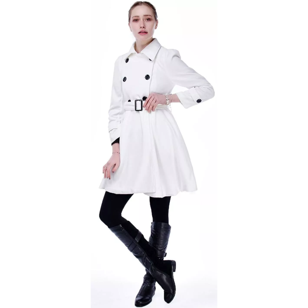 Frau in weißem Trenchcoat mit Gürtel, schwarze Stiefel, modisch, elegant, Herbstmode.