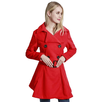 Frau in rotem Wollmantel mit Gürtel, elegantes Design, Herbstmode, Damenbekleidung.