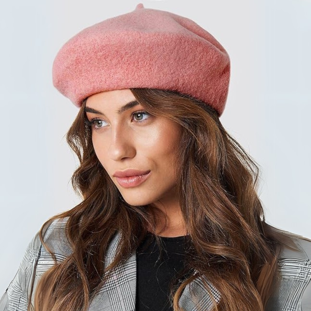 Frau mit rosa Woll-Baskenmütze, modisches Accessoire, Herbstmode, stilvoller Look.