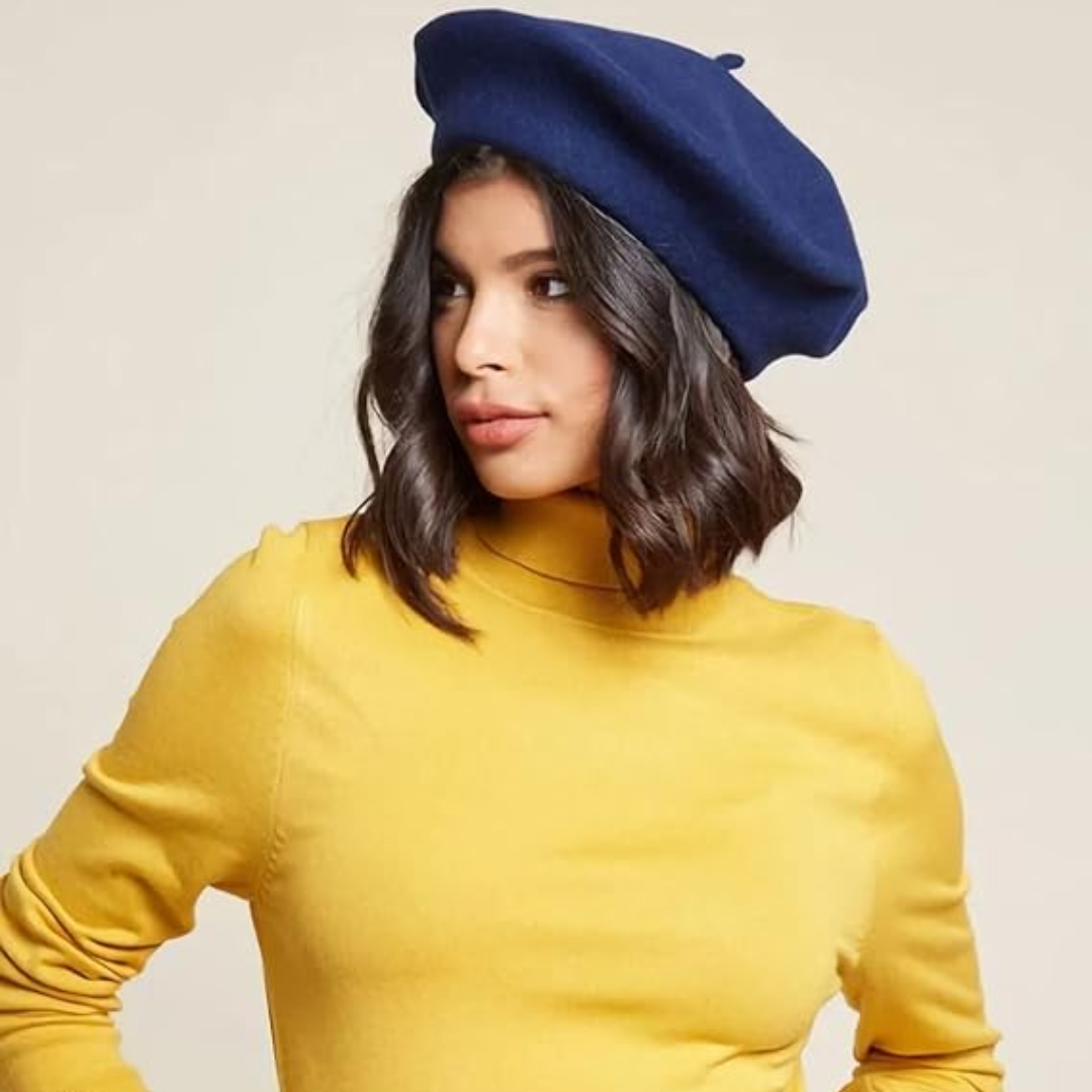 Frau mit blauem Barett und gelbem Rollkragenpullover, modisches Outfit, Herbstmode.