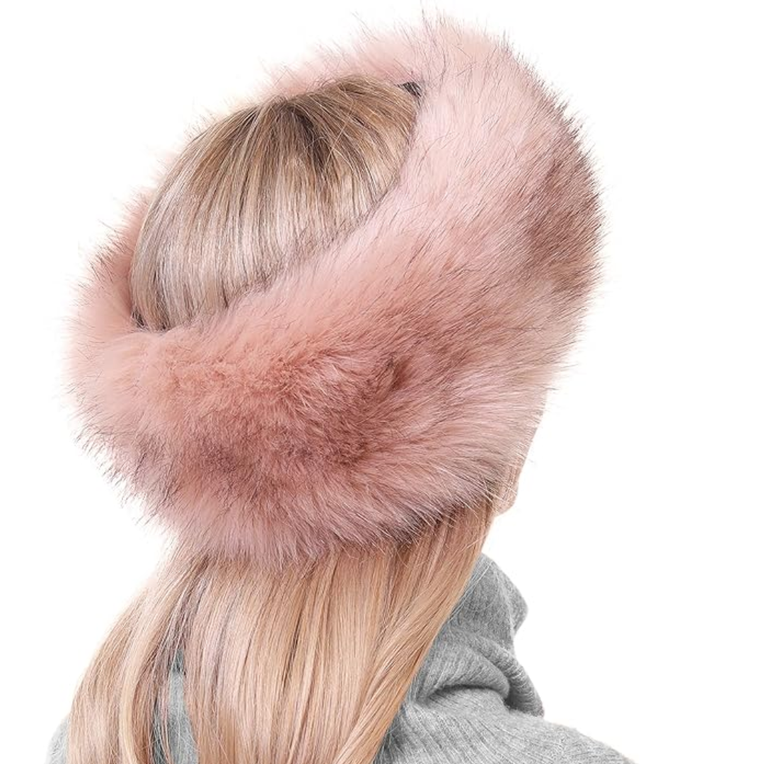 Frau mit rosa Pelz-Stirnband, Wintermode, warmes Accessoire, eleganter Look, Rückansicht.