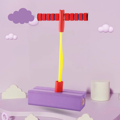 Lila Pogo Stick für Kinder, Schaumstoff, Indoor-Spielzeug, rot-gelber Griff, Wolkenhintergrund