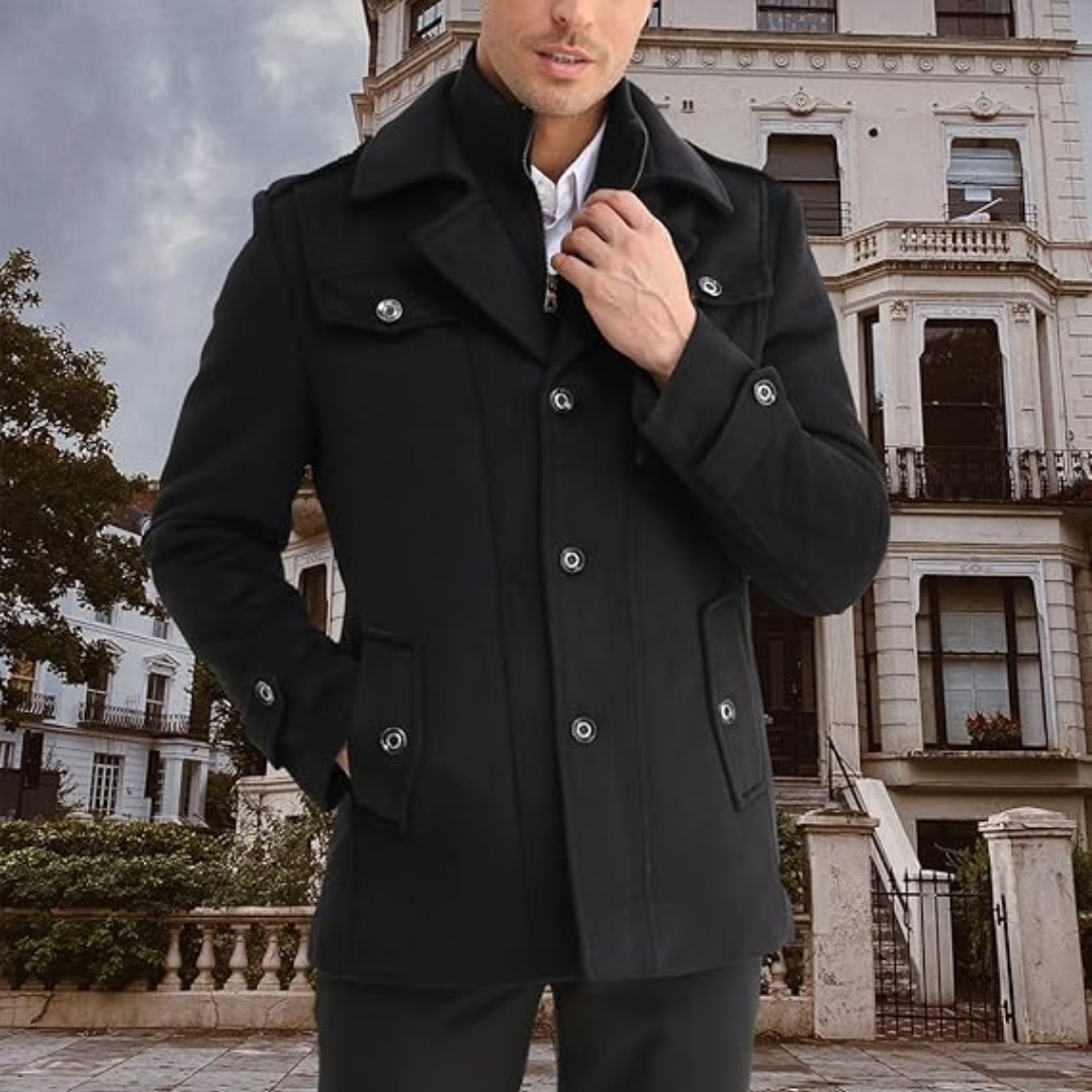 Mann in schwarzem Wollmantel vor historischem Gebäude, stilvolle Herrenmode, Herbstbekleidung.