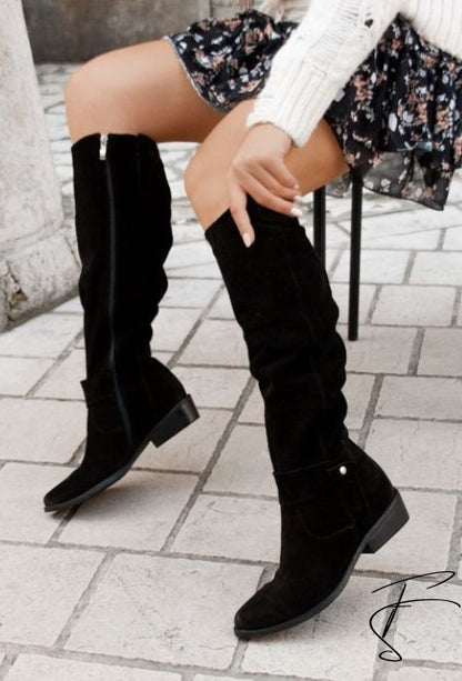 Frau trägt schwarze Wildlederstiefel, kniehoch, mit Reißverschluss, modisch, Herbstmode.