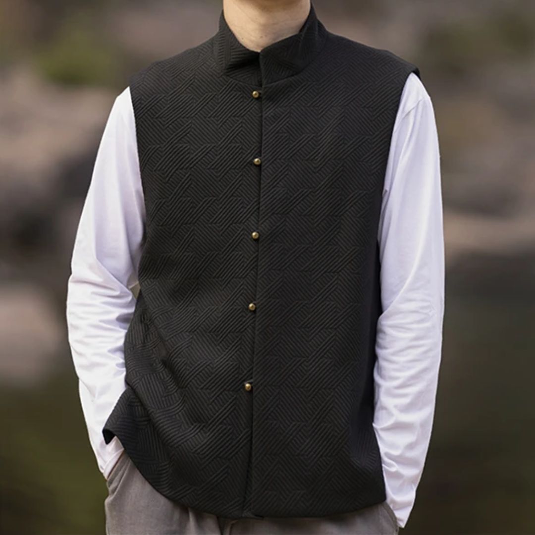 Schwarze Herrenweste mit Stehkragen, Knöpfen, über weißem Hemd, elegantes Design.