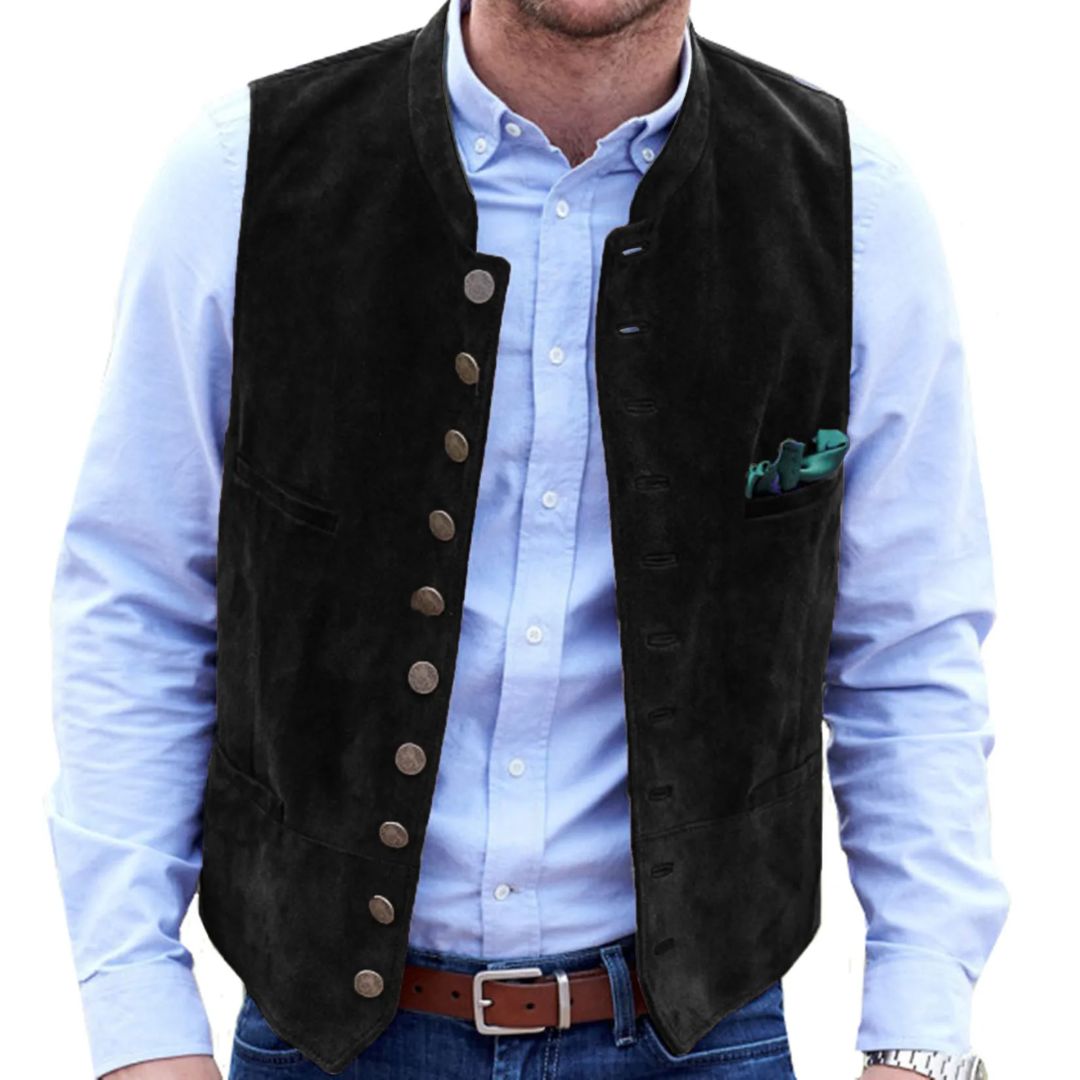 Mann in schwarzer Lederweste, blaues Hemd, Jeans; traditionelle Herrenmode, Trachtenstil.