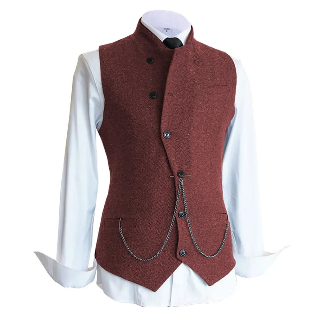 Rote Herrenweste mit Kette, Stehkragen, Knöpfen, über weißem Hemd, elegantes Design.