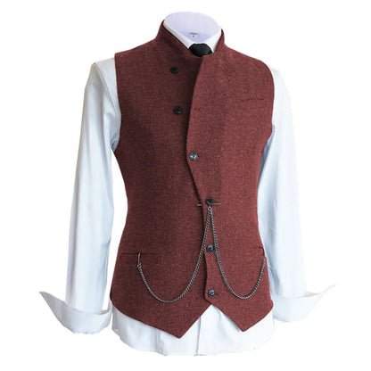 Rote Herrenweste mit Kette, Stehkragen, Knöpfen, über weißem Hemd, elegantes Design.