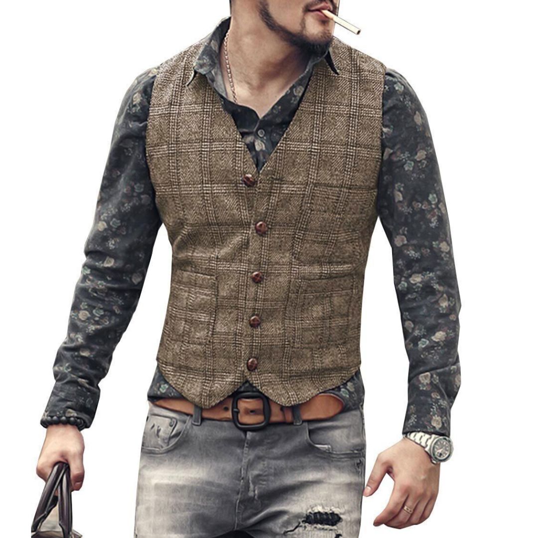Mann mit kariertem Tweed-Weste, Blumenhemd, Jeans, Uhr, Zigarette, modisch, lässig.