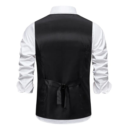 Schwarze Herrenweste mit weißem Hemd, elegantes Design, verstellbarer Rückenriemen.