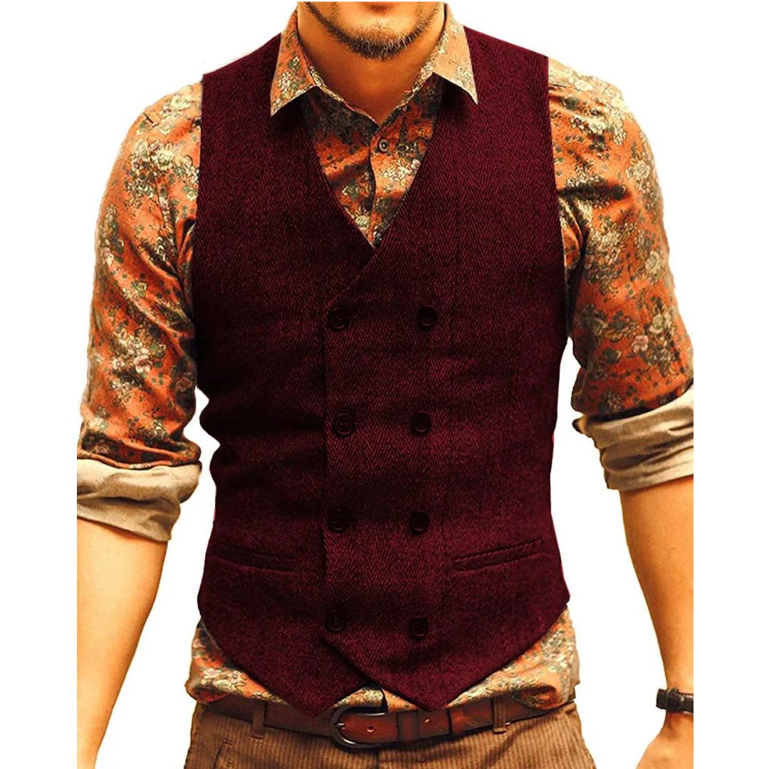 Mann in bordeauxroter Weste, gemustertes Hemd, eleganter Herrenmode-Look.