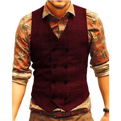 Mann in bordeauxroter Weste, gemustertes Hemd, eleganter Herrenmode-Look.