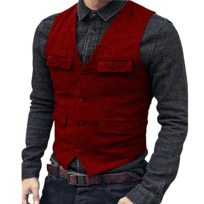 Mann in roter Weste und grauem Hemd, modische Herrenbekleidung, Freizeitoutfit.