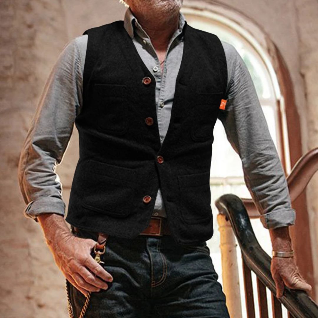 Mann in schwarzer Weste, Hemd, Jeans, rustikale Umgebung, Herrenmode, Freizeitkleidung.