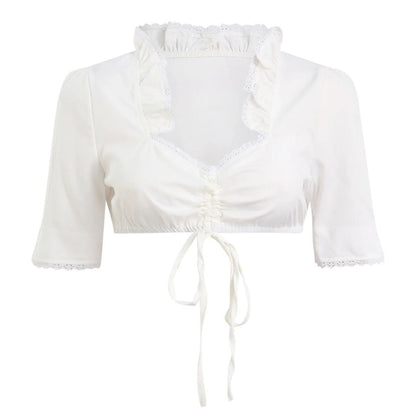 Weiße Damenbluse mit Rüschen, V-Ausschnitt und Bindeband, ideal für Trachtenmode.