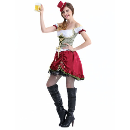 Frau im Oktoberfest-Kostüm mit Bierkrug, rot-weißes Dirndl, schwarze Stiefel, lächelnd.