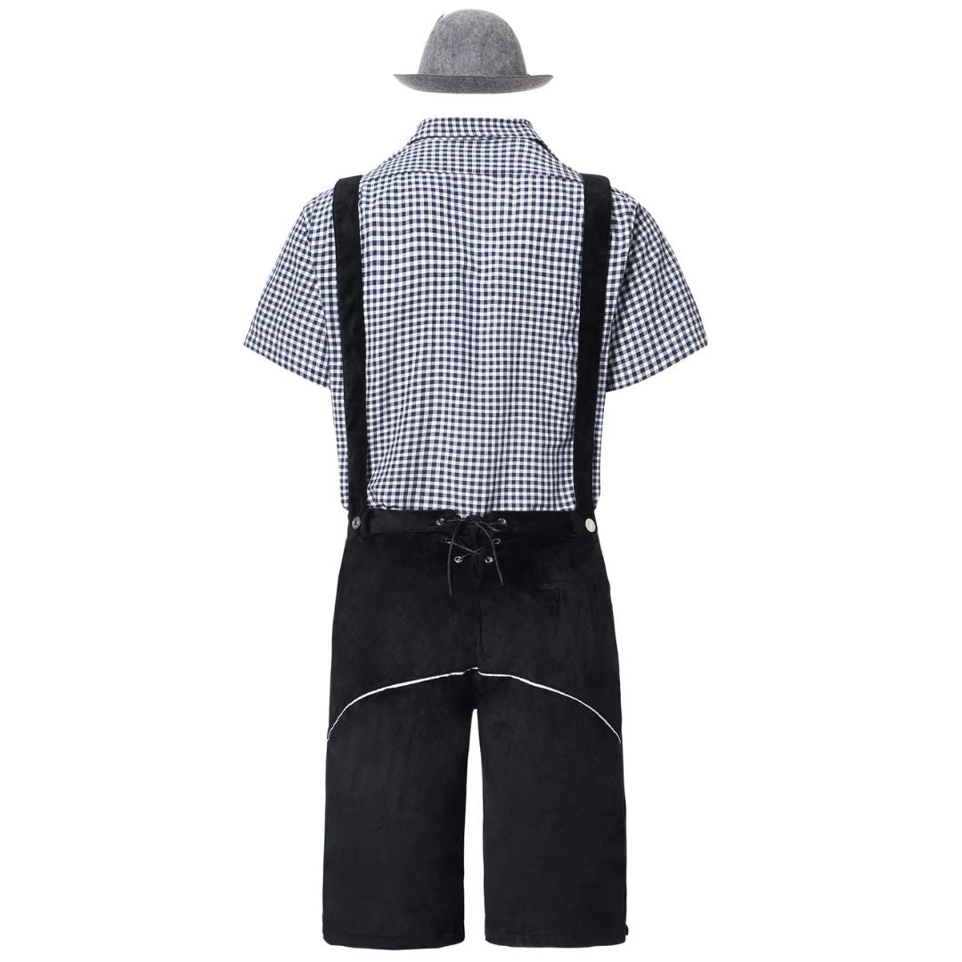 Rückansicht Trachtenoutfit: kariertes Hemd, schwarze Lederhose, grauer Hut, traditionell bayerisch.