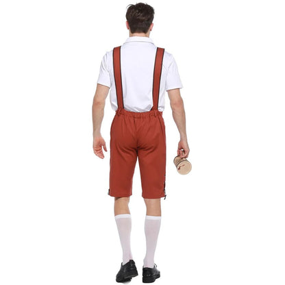 Mann in roter Lederhose mit Hosenträgern, weißem Hemd und Bierkrug, Oktoberfest-Outfit.