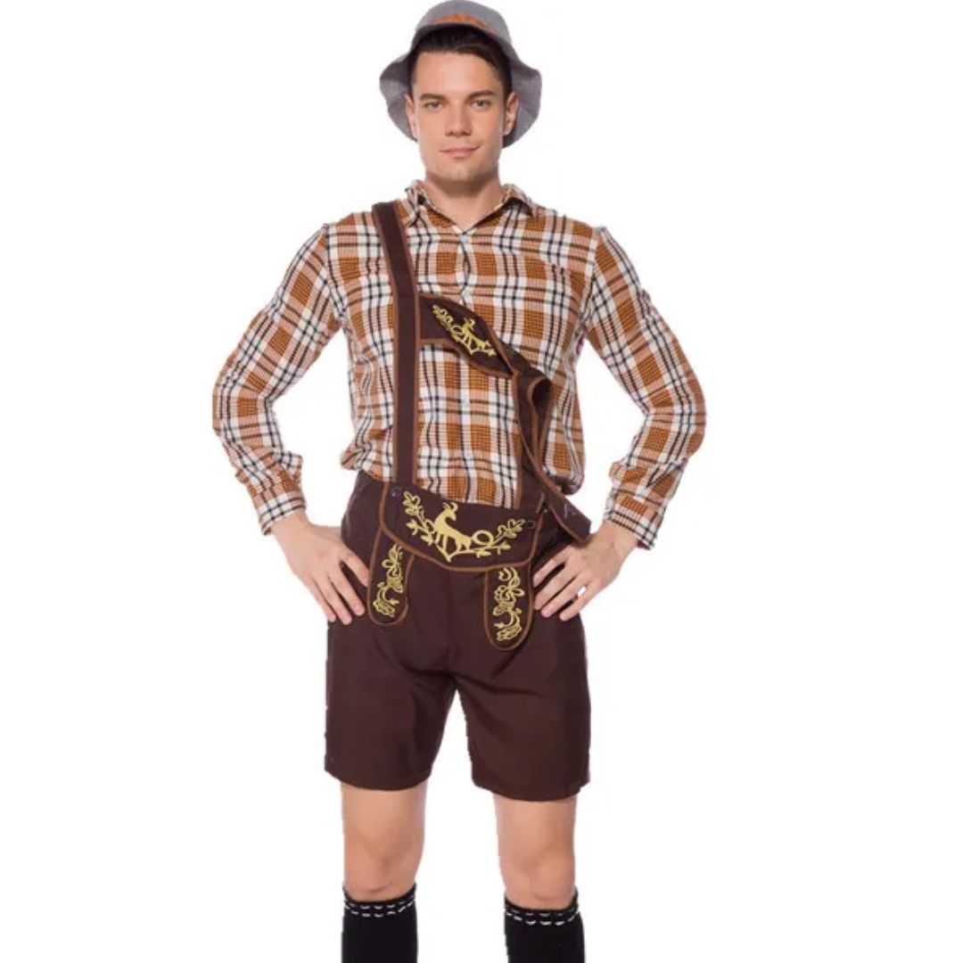 Mann in traditioneller bayerischer Tracht mit kariertem Hemd, brauner Lederhose und Hut.