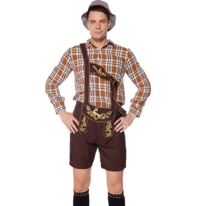 Mann in traditioneller bayerischer Tracht mit kariertem Hemd, brauner Lederhose und Hut.
