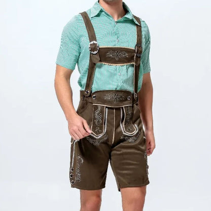 Mann in brauner Lederhose und grünem Hemd, traditionelles bayerisches Trachtenoutfit.