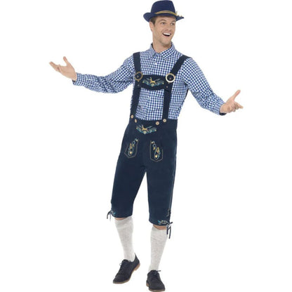 Mann in traditioneller bayerischer Tracht mit blauem Hemd und Lederhose, Oktoberfest-Kleidung.