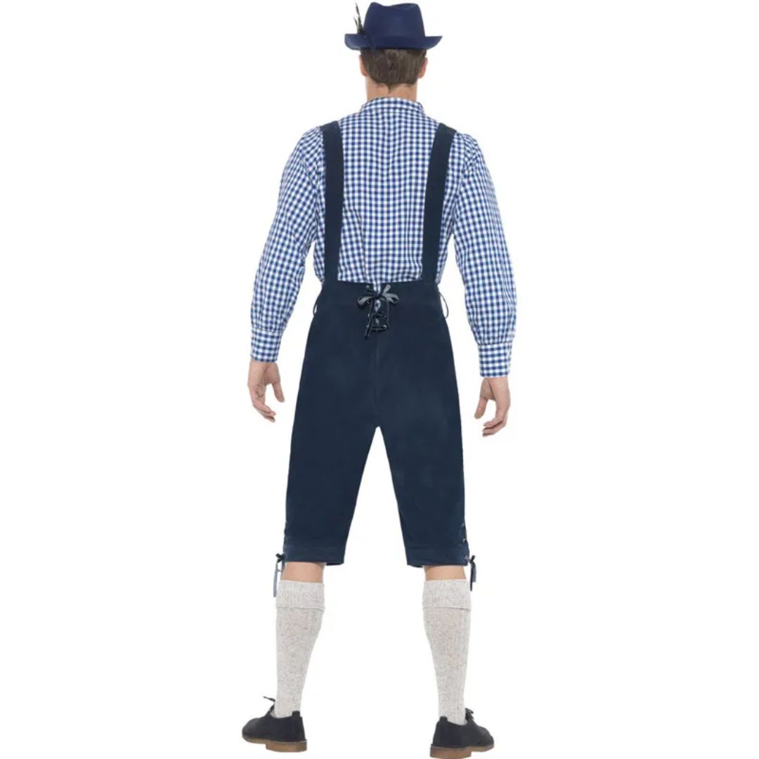 Mann in blauer Lederhose, kariertem Hemd, Trachtenhut, Trachtensocken, Oktoberfest-Outfit.