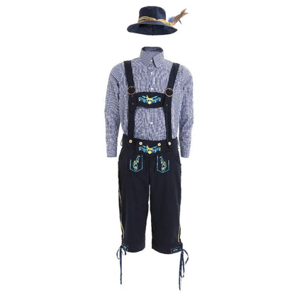 Bayerisches Trachtenoutfit mit Lederhose, blauem Hemd und Hut, ideal für Oktoberfest.