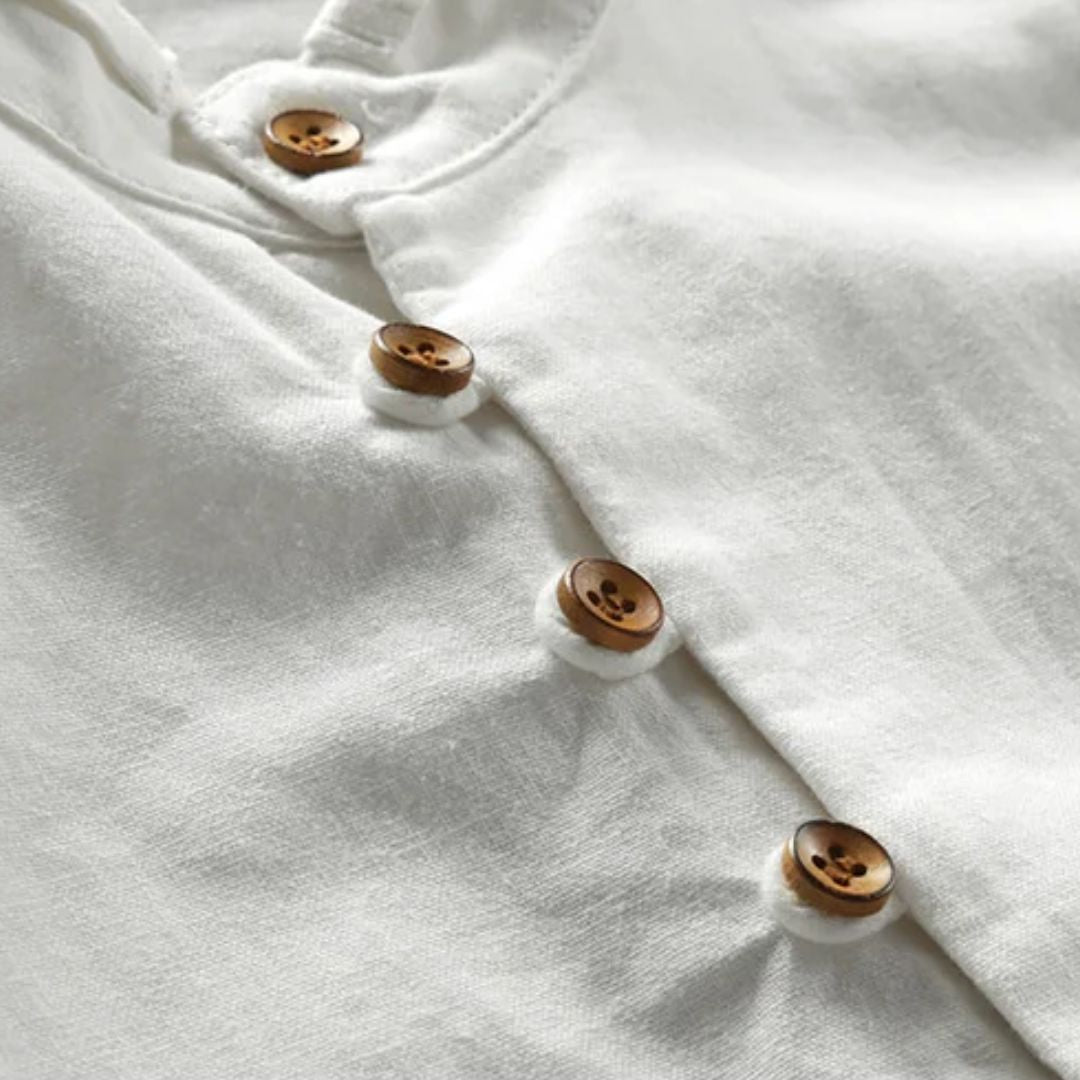 Weiße Leinenbluse mit Holzknöpfen, Damenmode, nachhaltige Kleidung, elegantes Design