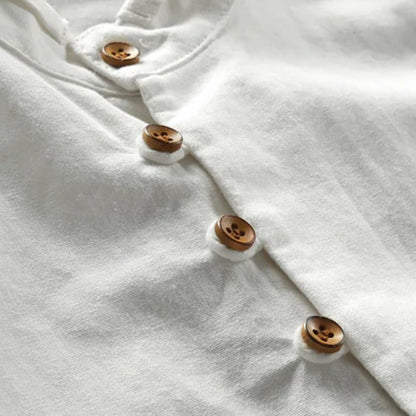 Weiße Leinenbluse mit Holzknöpfen, Damenmode, nachhaltige Kleidung, elegantes Design