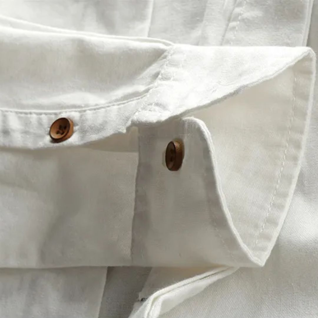Weiße Leinenbluse mit braunen Knöpfen, Damenmode, elegantes Design, hochwertige Stoffe.