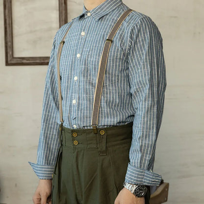 Mann mit blau-weiß gestreiftem Hemd und Hosenträgern, grüne Hose, Vintage-Stil.