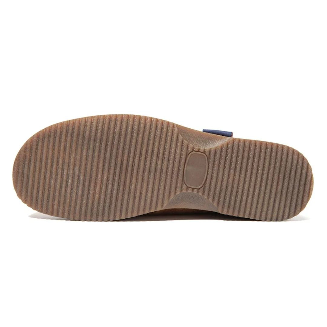 Braune Gummisohle mit Rillenprofil, rutschfest, langlebig, ideal für Schuhe und Stiefel.