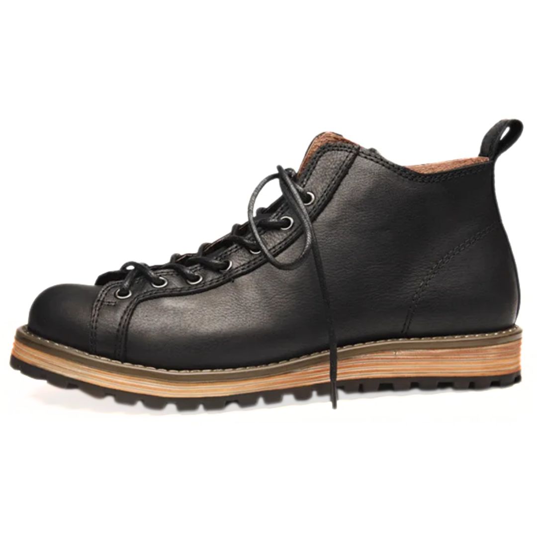 Schwarzer Lederstiefel mit Schnürung, rutschfeste Sohle, Herrenmode, Outdoor-Schuh.